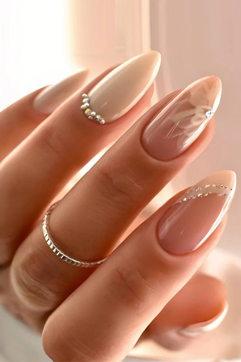 Nails with Marble Lines White Almond Shape Medium Length Skin-brightening Pressable Nails Suitable for Girls