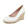 White wedge sandal with jute sole on a white background, Obroi