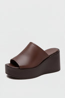 Brown wedge sandal on a light gray background, Obroi