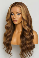 Mannequin head with long, wavy brown hair on a plain background, Obroi