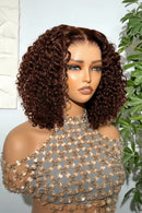 Mannequin head with curly brown hair against a light background, Obroi