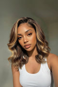 Woman with wavy hair and a neutral background, Obroi