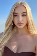 Side-by-side comparison of a woman with blonde hair and a blonde hair extension, Obroi