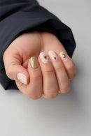 24 pieces per set Short star heart-shaped glittered pressed nails Easy to wear and remove.
