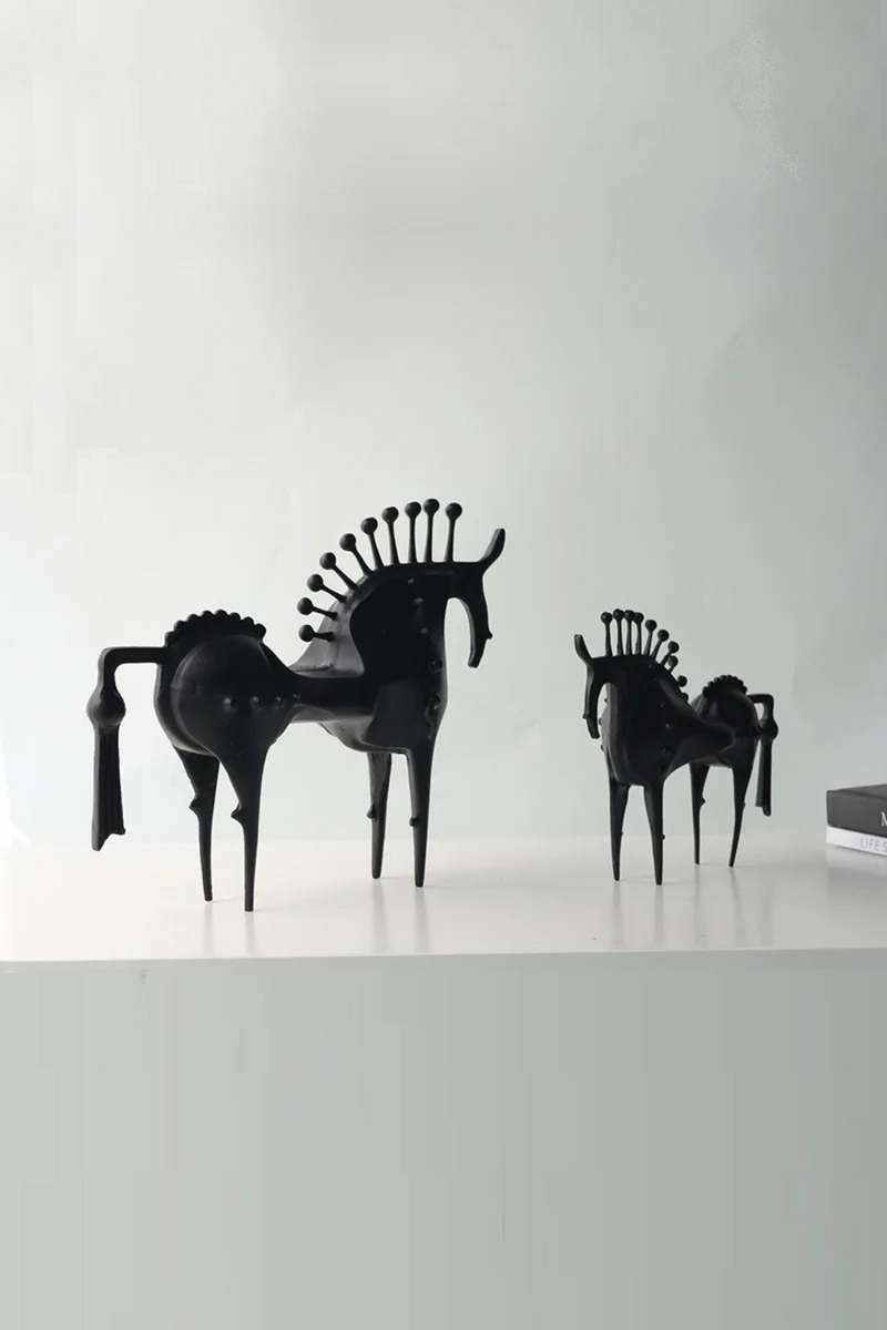 Decor Figurines Abstraction Horseradish Horse Figurine Metal Handicraft  Miniatures Artificial Animal Sculpture Home Decoration